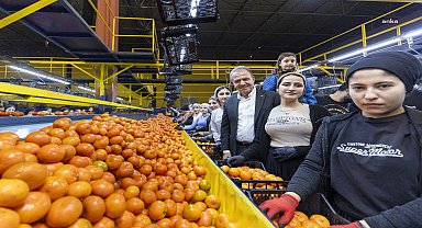 Mersin Büyükşehir Belediye Başkanı Seçer, narenciye paketleme tesisinde işçilerle bir araya geldi