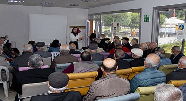 Mersin Büyükşehir Belediyesi, Emekli Evi üyelerine yönelik sağlık seminerlerine devam ediyor