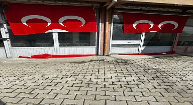 MHP seçim bürosunun bayrakları yırtıldı, cama çarpı işareti yapıldı