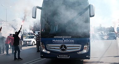 Muhittin Böcek, Antalya'nın İlçelerinde Seçim Koordinasyon Merkezlerinin açılışına katıldı: "Milletin parasını millete harcamaya devam edeceğiz"