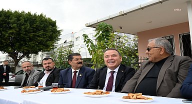 Muhittin Böcek, muhtarlarla bir araya geldi
