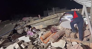 Şanlıurfa'da 6 Şubat depreminde hasar alan iki katlı ev çöktü: 2 kişi öldü 8 kişi yaralandı
