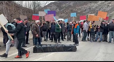 Şavşat Halkı Artvin-Ardahan karayolunda tabutlu eylem yaptı