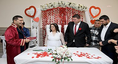 SEVGİLİLER GÜNÜ’NDE KUŞADASI’NIN İLK NİKAHINI BAŞKAN GÜNEL KIYDI
