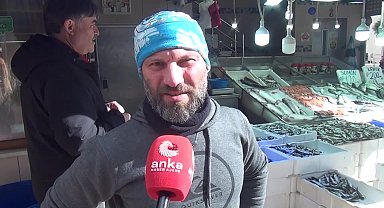 Sinoplu balıkçı Mert Kanal: "müşteri tezgaha geldiği zaman 'hamsi geçen ay 20 liraydı' diyor. Müşterinin alım gücü azaldı"