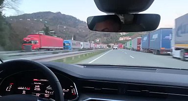 Uğur Bayraktutan: "Sarp Sınır Kapısı'ndan başlayan sağlı sollu tır kuyrukları, trafik güvenliğini tehlikeye sokuyor"