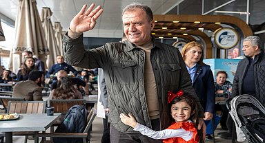 Vahap Seçer, alışveriş merkezinde vatandaşlarla buluştu