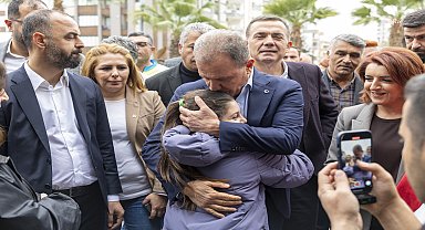 Vahap Seçer, Mersin Büyükşehir tarafından yapımı tamamlanan Çiftlikköy Kapalı Pazar Yeri'ni ziyaret etti