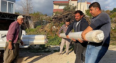 Antalya Büyükşehir Belediyesi'nden hortumdan zarar gören Kumlucalı üreticiye sera naylonu desteği