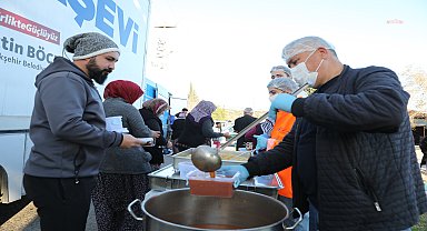 Antalya Büyükşehir, Mobil Aşevi Tır'ı ile iftar öncesi sıcak yemek dağıtımını sürdürüyor