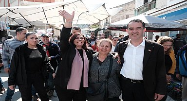 AYDIN BÜYÜKŞEHİR BELEDİYE BAŞKANI ÇERÇİOĞLU, KOÇARLI’DA ATA TOHUMLARINDAN ÜRETİLEN FİDELERİ VATANDAŞLARA DAĞITTI 