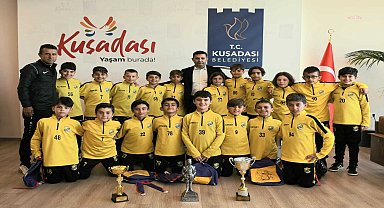 Başarılı sporculardan Kuşadası Belediye Başkanı Ömer Günel'e ziyaret