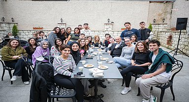 Başkan Soyer, Buca'da 24 saat yaşayan kütüphanede gençlerle buluştu