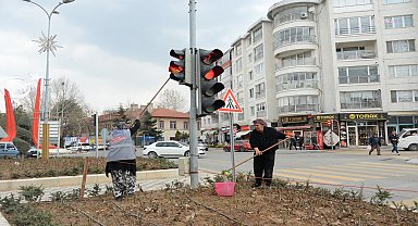 BOZÜYÜK BELEDİYESİ, İLÇEDEKİ SİNYALİZASYON SİSTEMLERİNİ TEMİZLİYOR 