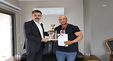 Çandarlı'nın gururu yılmaz acar şampiyonluk kupasını Dikili Belediye Başkanı Adil Kırgöz'e getirdi