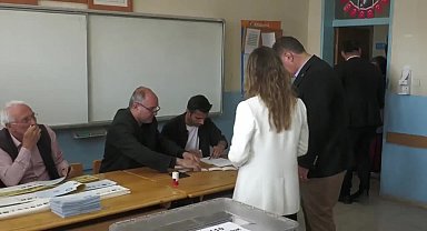 CHP İzmir Büyükşehir Belediye Başkan Adayı Cemil Tugay, oyunu kullandı: "Şehrimiz için, Türkiye'miz için hayırlı olsun"