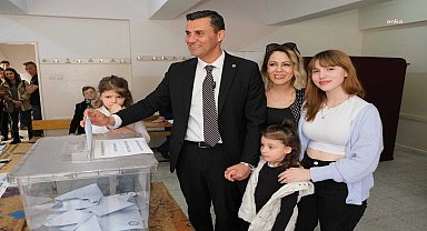 CHP Manisa Büyükşehir Belediye Başkan Adayı Ferdi Zeyrek, oyunu kullandı