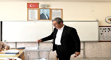 CHP Trabzon Büyükşehir Belediye Başkan Adayı Hasan Süha Saral oyunu kullandı