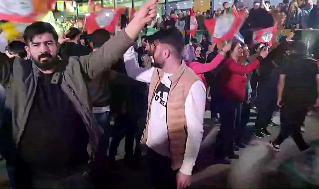 Diyarbakır'da DEM Parti seçim sonuçlarını kutluyor