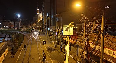 ESKİŞEHİR BÜYÜKŞEHİR BELEDİYESİ EKİPLERİ, TRAMVAY HATTINA RİSK OLUŞTURAN AĞAÇLARI BUDADI