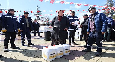 ESKİŞEHİR BÜYÜKŞEHİR'DEN HAN ÇİFTÇİSİNE SIVI GÜBRE DESTEĞİ