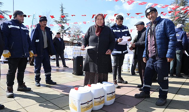 ESKİŞEHİR BÜYÜKŞEHİR'DEN HAN ÇİFTÇİSİNE SIVI GÜBRE DESTEĞİ