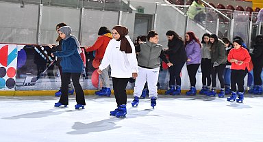 Kadınlar Günü'nü buz pistinde kutladılar