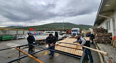 KARŞIYAKA’DA AHŞAP ATÖLYESİ FABRİKA GİBİ ÇALIŞIYOR