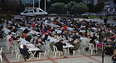 KARŞIYAKA'DA RAMAZAN BEREKETİ İFTAR SOFRALARINA TAŞINDI 