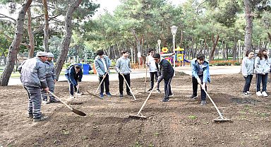 Konyaaltı'nda öğrenciler Hayatpark'ı çimlendirdi