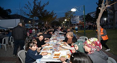 Kuşadası Belediyesi, Ramazan ayının ilk iftar sofrasını, İkiçeşmelik Mahallesi'nde kurdu