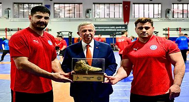 MANSUR YAVAŞ, OLİMPİYATLARA HAZIRLANAN MİLLİ GÜREŞÇİLERİN ANTRENMANINI ZİYARET ETTİ