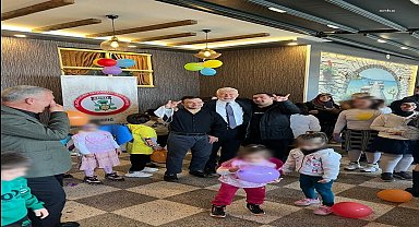 MHP Elazığ Belediye Başkan Adayı, down sendromlu çocuklara bozkurt işareti yaptırdı