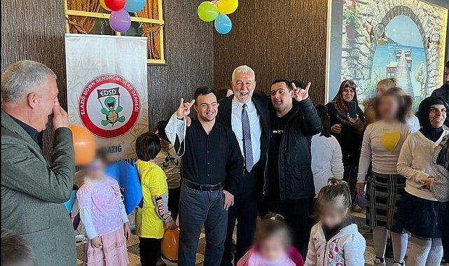 MHP Elazığ Belediye Başkan Adayı, down sendromlu çocuklara bozkurt işareti yaptırdı