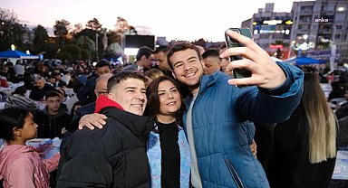 Özlem Çerçioğlu, Atatürk Kent Meydanı'nda vatandaşlarla bir araya geldi