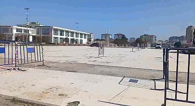 SAMSUN BÜYÜKŞEHİR BELEDİYESİ'NİN KÜTÜPHANE PARKI YAPILACAĞI GEREKÇESİYLE ATAKUM BELEDİYESİ KENT MEYDANI'NI YIKMASINA TEPKİ
