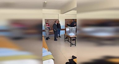 Şanlıurfa Halfeti'de toplu oy kullanmak isteyen bir grup ile sandık müşahitleri arasında tartışma çıktı