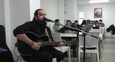 Seyhan Belediye Başkanı Akay, üniversitelilerle iftar yaptı, önerilerini dinledi