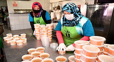 Tepebaşı Belediyesi, "iftarımızı paylaşalım" sloganıyla vatandaşlara sıcak yemek ulaştırıyor