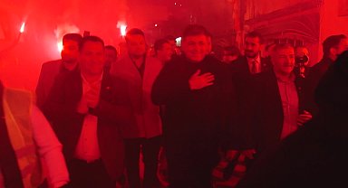 TUGAY, EGE MAHALLESİ SAKİNLERİ İLE SAHUR YAPTI: “EV SAHİPLERİNİN İŞİ HALLOLMUŞ. KİRACILARI DA EV SAHİBİ YAPACAĞIZ