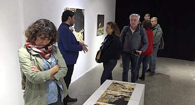 TUNÇ SOYER, GELİRİ DEPREM BÖLGESİNE GÖNDERİLECEK FOTOĞRAF SERGİSİNİ ZİYARET ETTİ