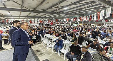 Vahap Seçer, Tarsus halkı ile iftar yaptı: "Sizleri kimseye muhtaç etmemek için buradayız"