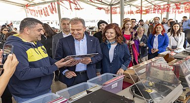 VAHAP SEÇER VE EŞİ, ANTİKA PAZARI’NDA GEÇMİŞE NOSTALJİK BİR YOLCULUK YAPTI