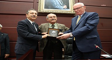 YILMAZ BÜYÜKERŞEN, ESKİŞEHİR BÜYÜKŞEHİR BELEDİYE MECLİSİ’NE VEDA ETTİ: “SİYASET VE DEMOKRASİDE HAK, HUKUK VE ADALET ÜZERİNDE DURMAYA DEVAM EDİN”