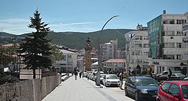 Yozgat'ta oy verme işlemi sorunsuz devam ederken yaşlı ve rahatsızlığı olan vatandaşların okul merdivenlerini çıkmakta zorlandığı görüldü