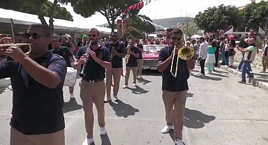 13. Alaçatı Ot Festivali'nin ikinci gününde kortej yürüyüşü yapıldı... Çeşme Belediye Başkanı Lal Denizli: "Çok güzel bir festival geçiyor"