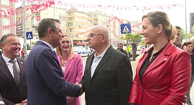 AKP'DEN CHP'YE GEÇEN GENCİN ROZETİNİ ÖZGÜR ÖZEL TAKTI