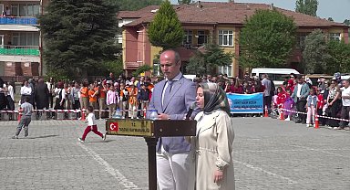 Amasya'da 23 Nisan coşkuyla kutlandı: Halk oyunu oynayan çocuklar Türk Bayrağı'nı öperek kaymakama hediye etti