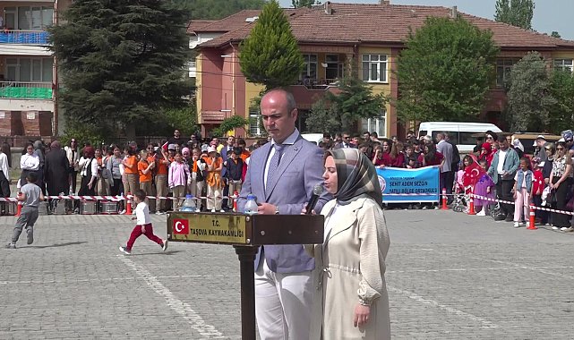 Amasya'da 23 Nisan coşkuyla kutlandı: Halk oyunu oynayan çocuklar Türk Bayrağı'nı öperek kaymakama hediye etti