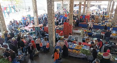 Aydın'da pazarcılık yapan Ganime Alkan: "Bayram hareketliliği yok. 5 liraya maydanoz satıp ev geçindirmeye çalışıyorum"